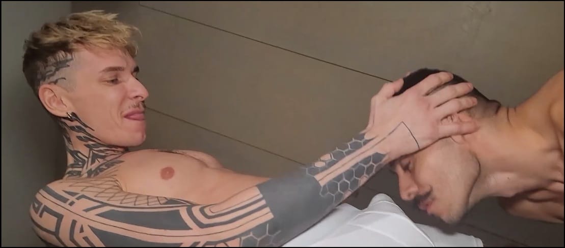 A tattooed devil !  Un demonio tatuado!  Un diavolo tatuato!